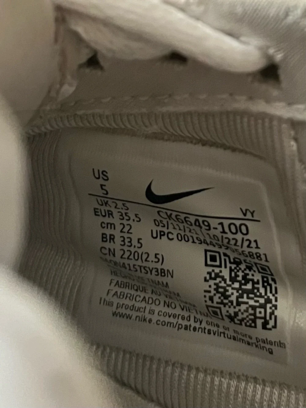 Nike White Leather Girls Low Profile Sneakers 5